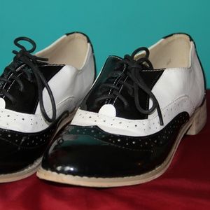 Black and White Women’s Oxford Shoes Size 7.5